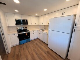 605 Oaks Dr, Unit 406 in Pompano Beach, FL - Building Photo