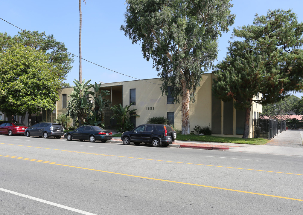 Burbank Tarzana Apartments in Tarzana, CA - Building Photo