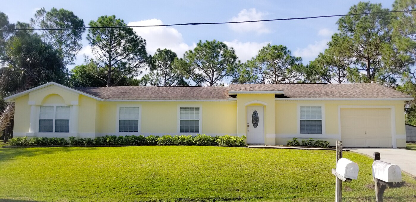 740 Elmont St NW in Palm Bay, FL - Building Photo