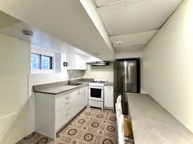 154 Delaware Ave in Toronto, ON - Building Photo