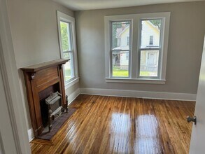 29-31 Woodlawn St-Unit -31(Left) Woodlawn Street in Rochester, NY - Building Photo - Building Photo