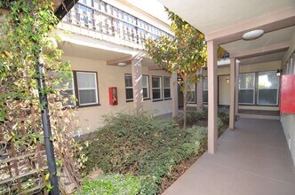 4128 1/2 W Adams Blvd in Los Angeles, CA - Building Photo - Building Photo