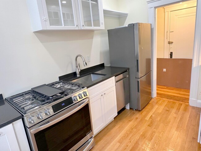 11 Ellery St, Unit 3 in Cambridge, MA - Building Photo - Building Photo