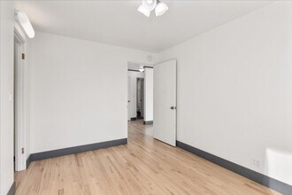 530 W Olympic Pl in Seattle, WA - Building Photo - Building Photo