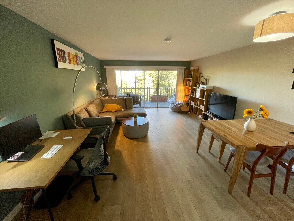 2315 Eastridge Ave in Menlo Park, CA - Building Photo