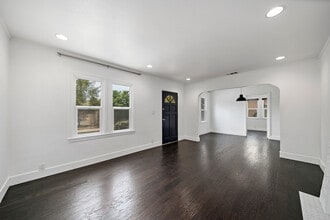 4978 N. Maywood Ave in Los Angeles, CA - Foto de edificio - Building Photo