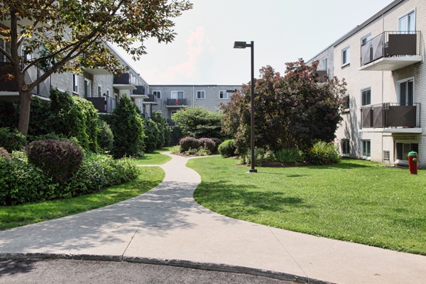 Devine Apartments in Sarnia, ON - Building Photo