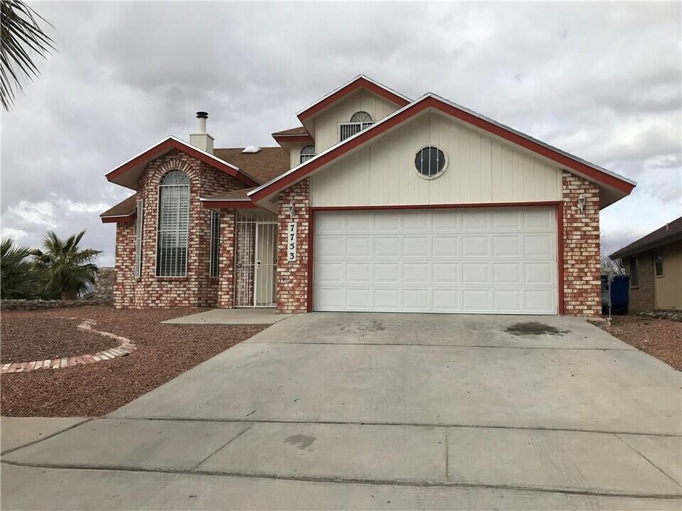 7753 Plaza Azul Rd in El Paso, TX - Building Photo