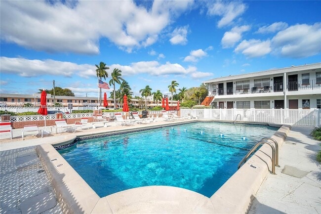 1100 Atlantic Shores Blvd in Hallandale Beach, FL - Building Photo - Building Photo