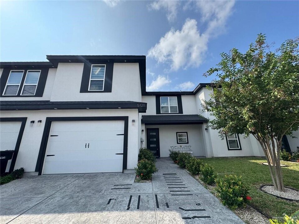 26 Sequoia Ave in McAllen, TX - Building Photo