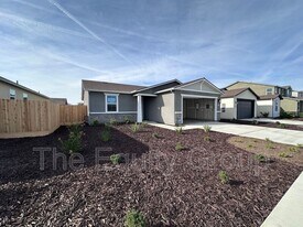 2405 N Fontana St in Visalia, CA - Building Photo