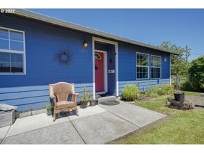 909 Madrona Ave, Unit B in Tillamook, OR - Building Photo - Building Photo