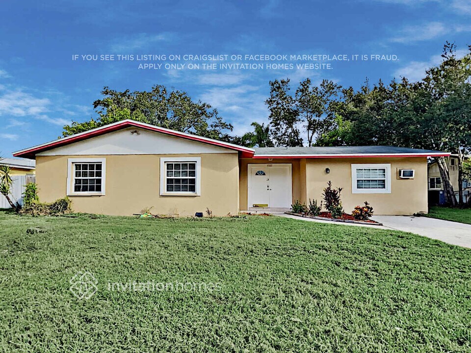 5335 Laurelwood Pl in Sarasota, FL - Building Photo