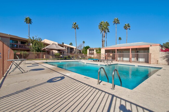 7550 N 12th St in Phoenix, AZ - Foto de edificio - Building Photo