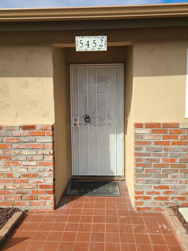 5452 Via Aquario in San Diego, CA - Foto de edificio - Building Photo