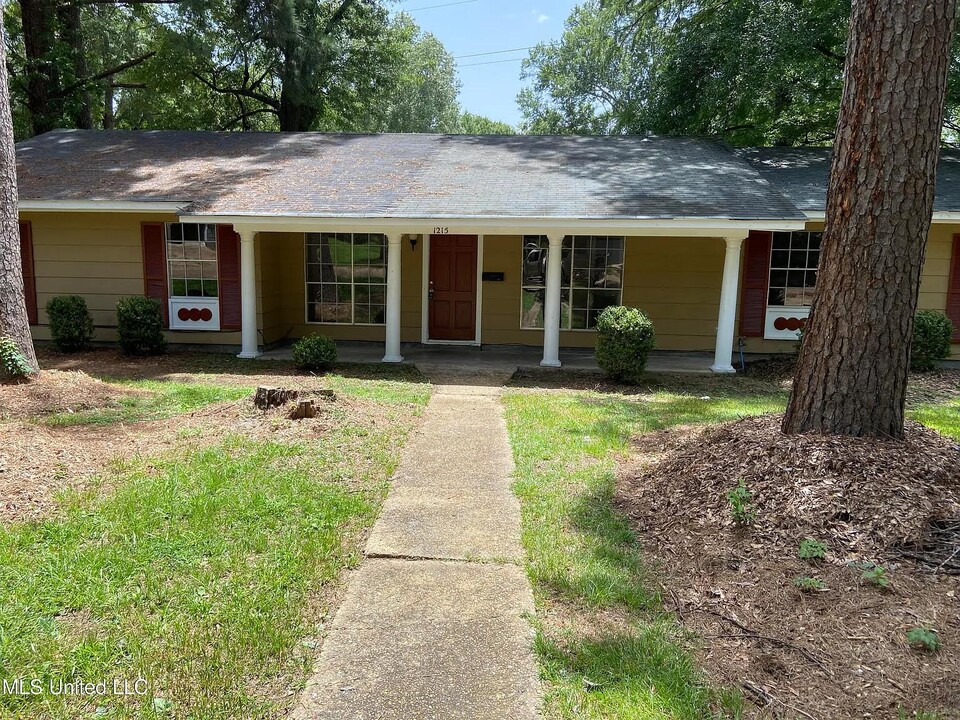 1215 Garden Park Dr in Jackson, MS - Building Photo