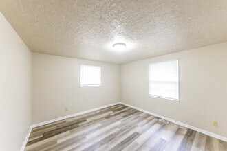 7708 Saxon Dr SW in Huntsville, AL - Building Photo - Building Photo