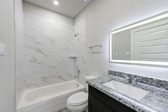 8155 Tate St in Houston, TX - Foto de edificio - Building Photo