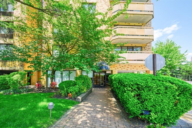 property at 141 Great Neck Rd