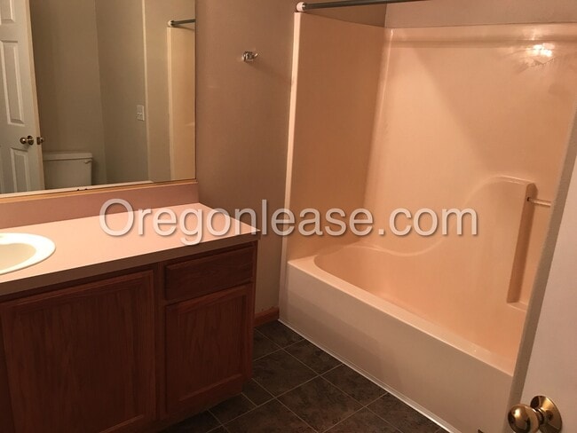 3725 Westleigh St in Eugene, OR - Building Photo - Building Photo