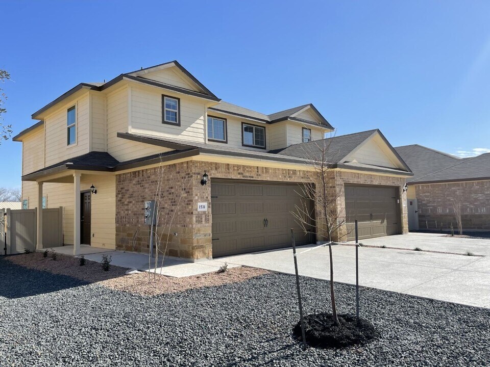 1529 Lucille St in Seguin, TX - Building Photo