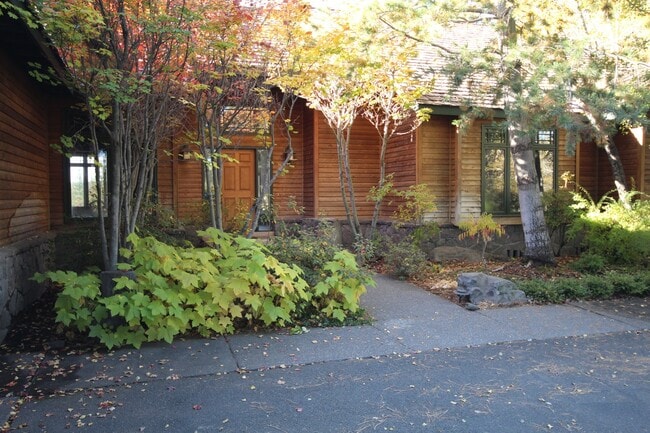 63842 Johnson Rd in Bend, OR - Building Photo - Building Photo