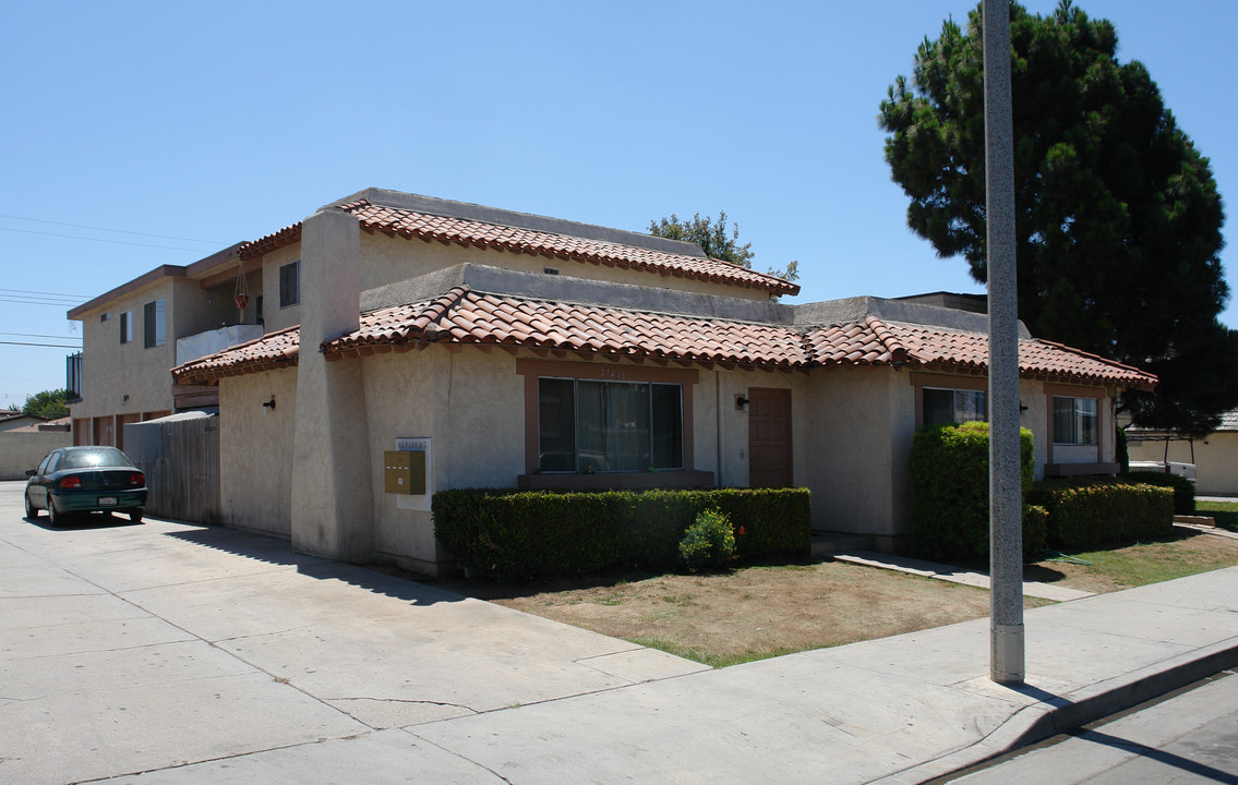 17432 Dairyview Cir in Huntington Beach, CA - Building Photo