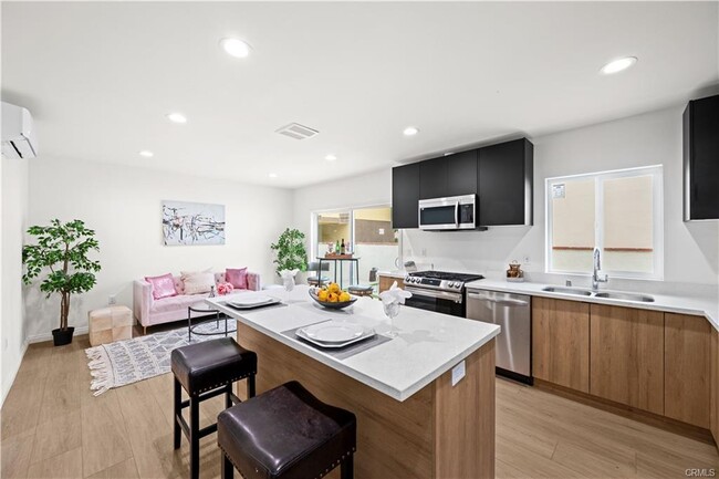 3805 W Heffron Dr in Burbank, CA - Building Photo - Building Photo
