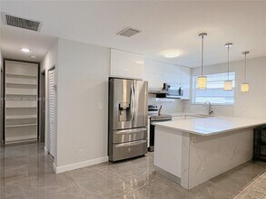724 NE 3rd St in Hallandale Beach, FL - Building Photo - Building Photo