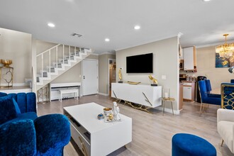 121 Sinclair Ave, Unit 213 in Glendale, CA - Building Photo - Building Photo