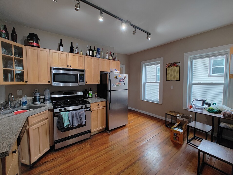 9 Medford St, Unit 2 in Medford, MA - Building Photo