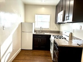 916 N Screenland Dr, Unit A in Burbank, CA - Foto de edificio - Building Photo