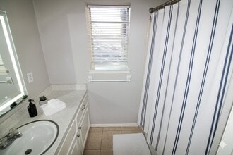 1305 Adams St in Conroe, TX - Foto de edificio - Building Photo