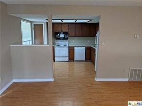 300 Craddock Ave, Unit 300 in San Marcos, TX - Building Photo - Building Photo