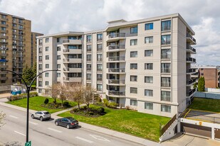 2905 De La Côte-Vertu Boul in Montréal, QC - Building Photo