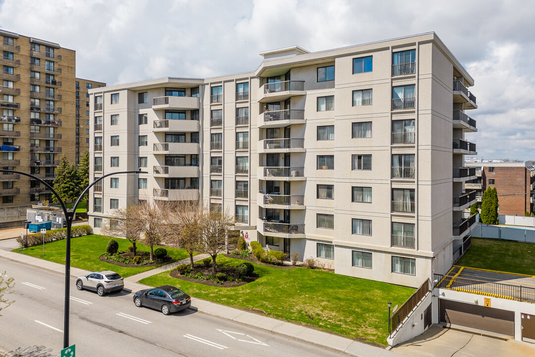 2905 De La Côte-Vertu Boul in Montréal, QC - Building Photo