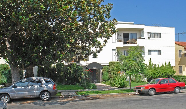 739 N Croft Ave in Los Angeles, CA - Foto de edificio - Building Photo