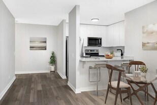 70 W Huron St in Chicago, IL - Building Photo