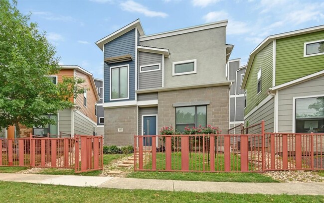 2021 Carlson Dr in Austin, TX - Building Photo - Building Photo