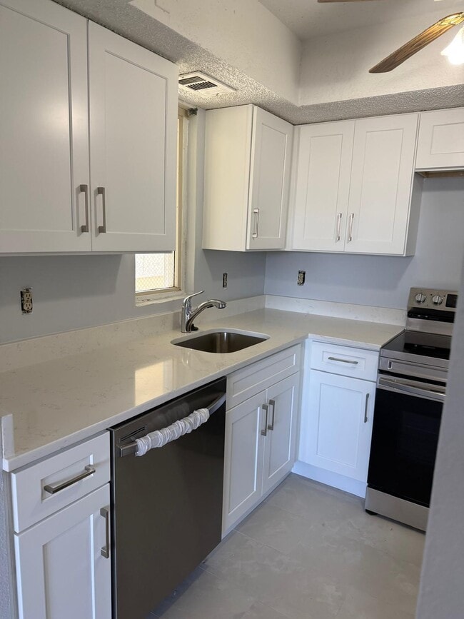 1560 SE Royal Green Cir in Port St. Lucie, FL - Building Photo - Building Photo