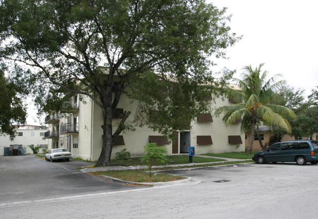 2270 NE 171st St in North Miami Beach, FL - Building Photo - Building Photo