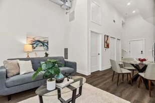 1453 Maple Ave, Unit Unit 208 in Evanston, IL - Building Photo