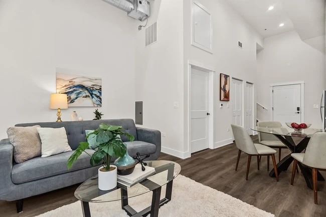1453 Maple Ave, Unit 208