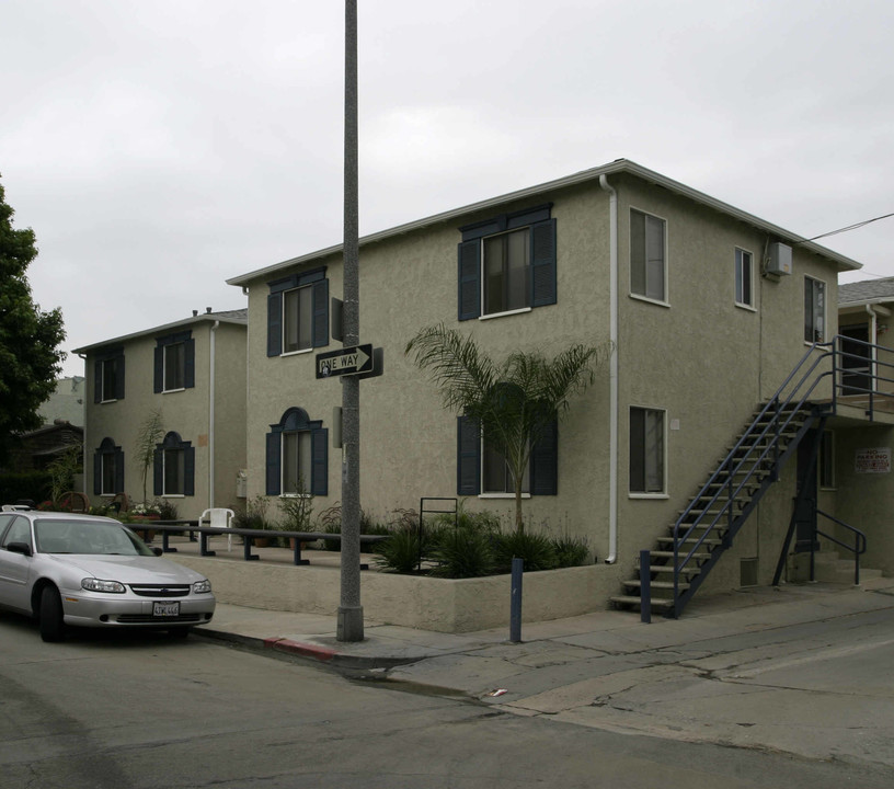 20 Bay Shore Ave in Long Beach, CA - Building Photo