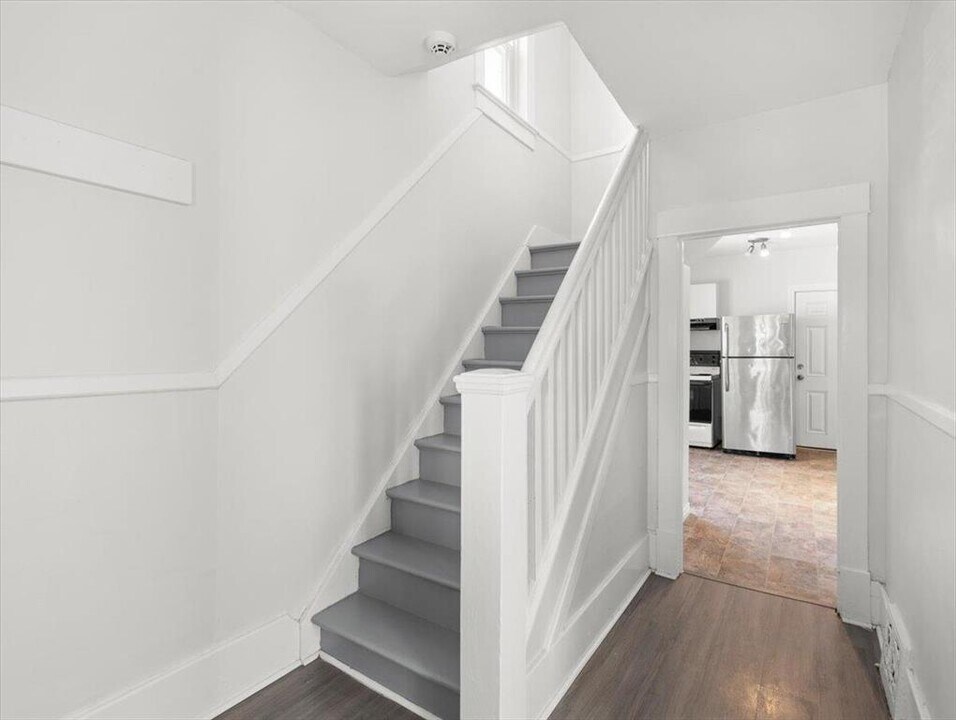 1565 Ross Ave in Winnipeg, MB - Building Photo