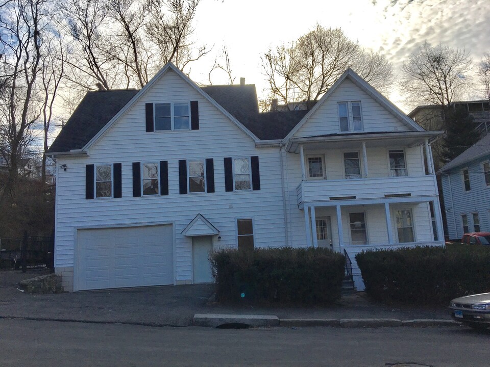 6-8 Hull St in Shelton, CT - Building Photo