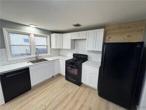 900 Drexler St in Liverpool, NY - Building Photo - Building Photo