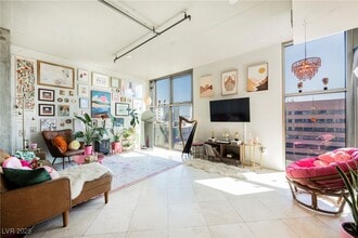 353 E Bonneville Ave in Las Vegas, NV - Building Photo - Building Photo