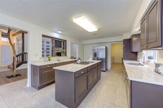 15754 Walkwood Dr in Houston, TX - Building Photo - Building Photo