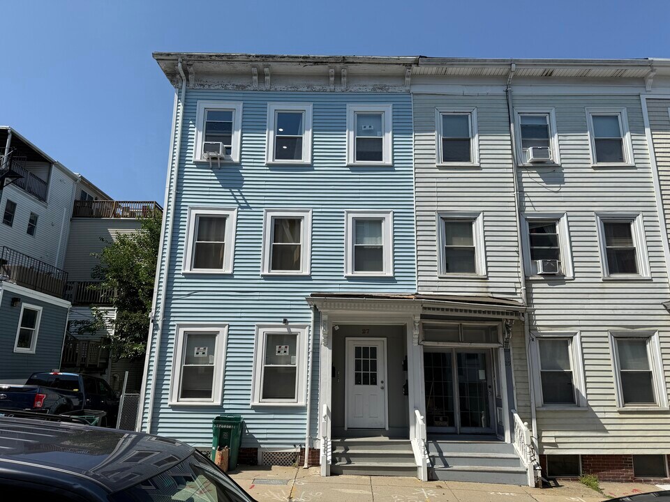 27 Woodward St, Unit 3 in Boston, MA - Building Photo